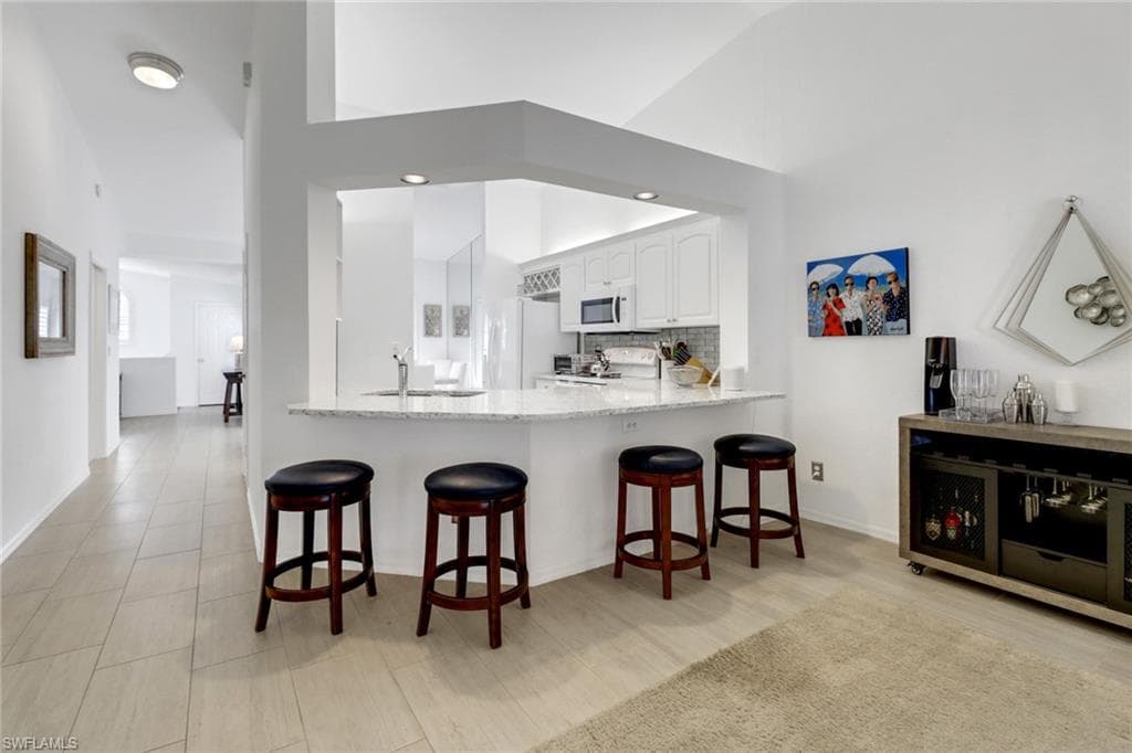 7074 Barrington Cir 202, Naples, FL 34108-9