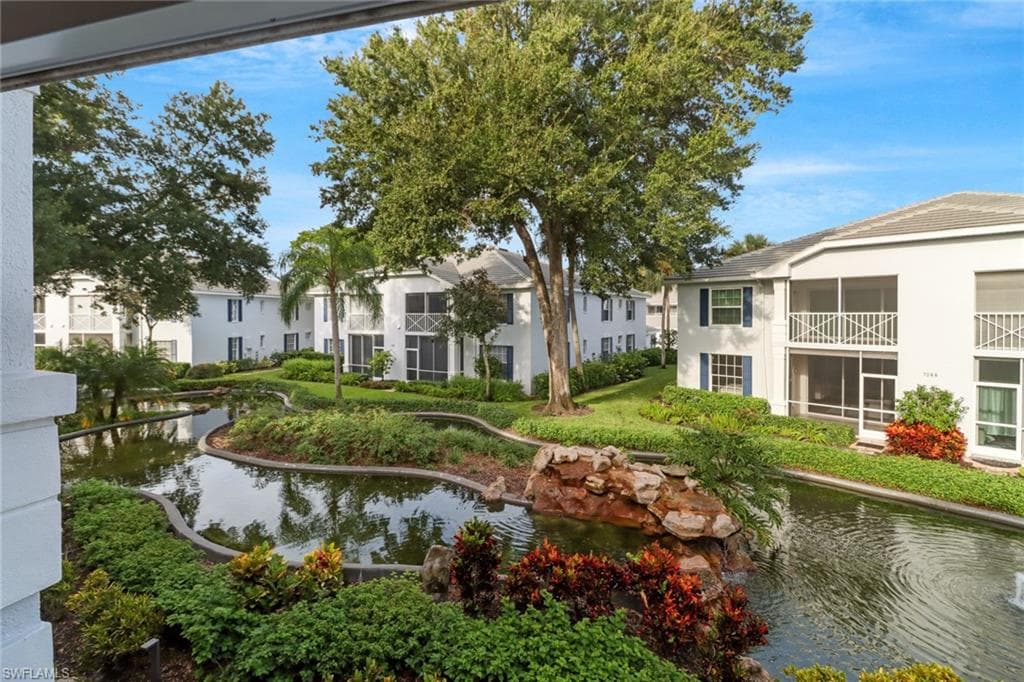 7074 Barrington Cir 202, Naples, FL 34108-1