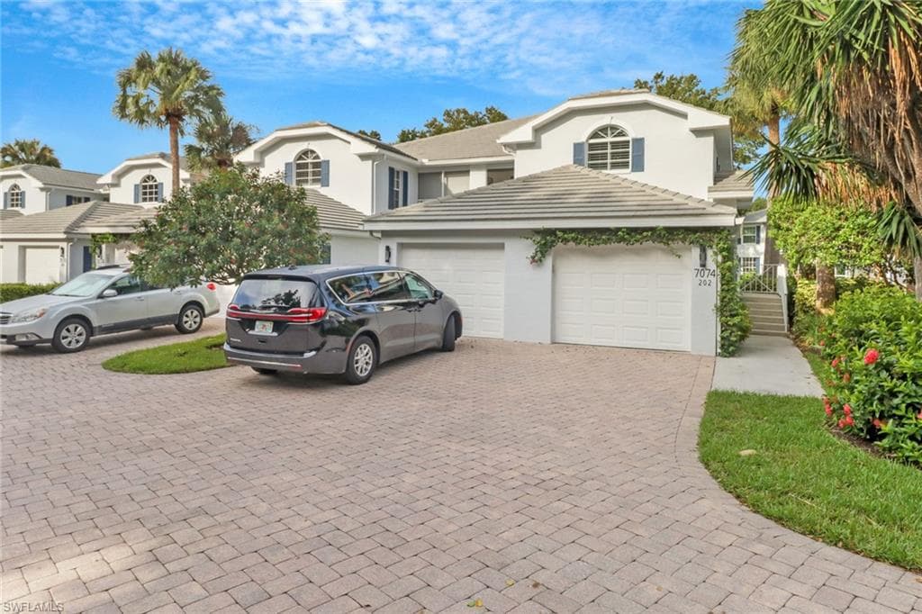 7074 Barrington Cir 202, Naples, FL 34108-2