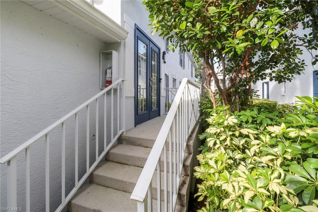 7074 Barrington Cir 202, Naples, FL 34108-3