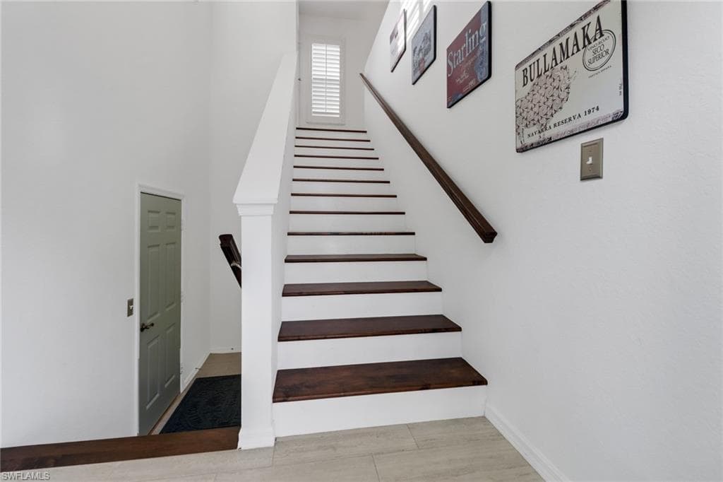 7074 Barrington Cir 202, Naples, FL 34108-4