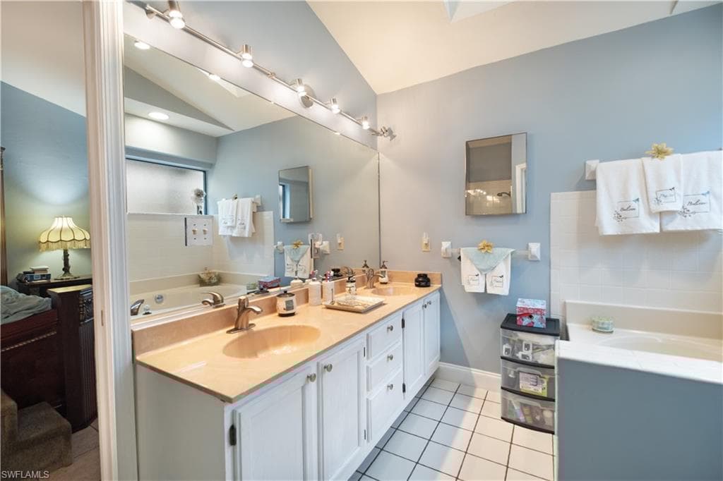 1250 Jardin Dr, Naples, FL 34104-13