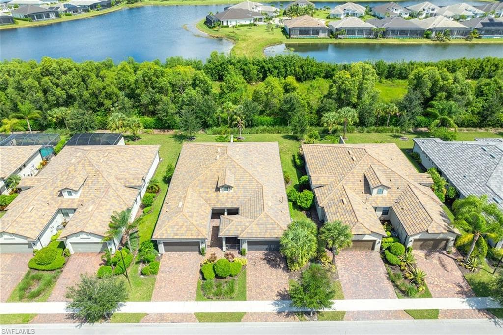 7638 Jacaranda Ln, Naples, FL 34114-4