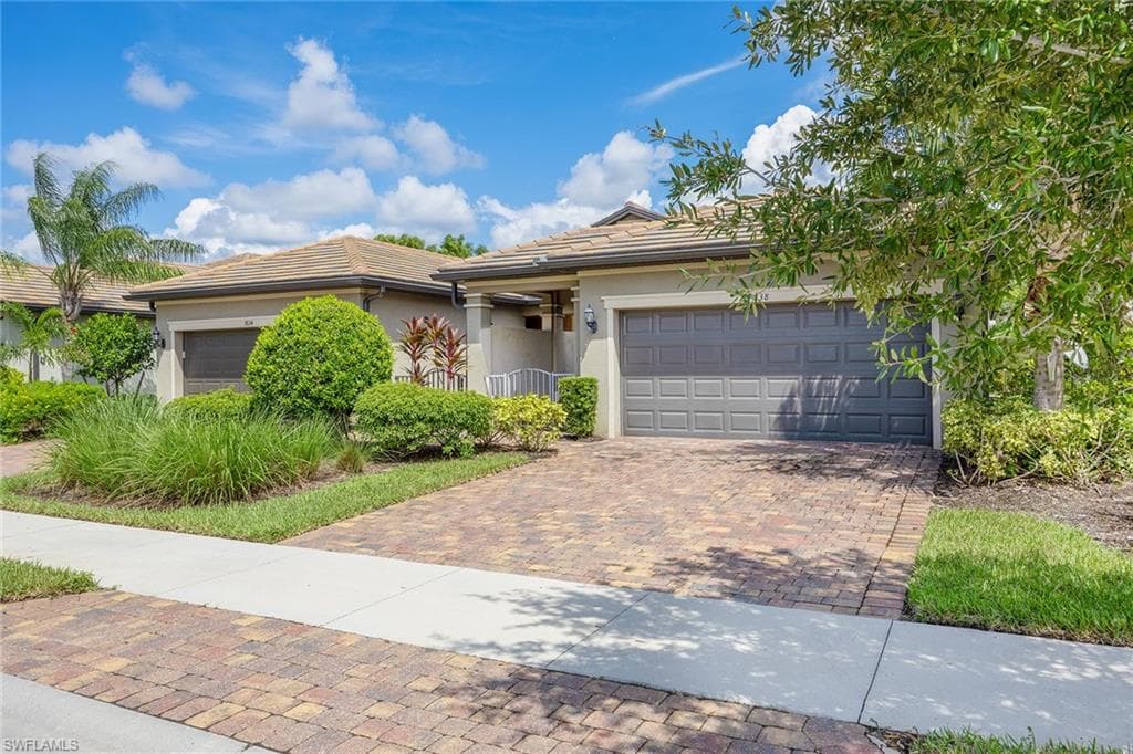 7638 Jacaranda Ln, Naples, FL 34114-5