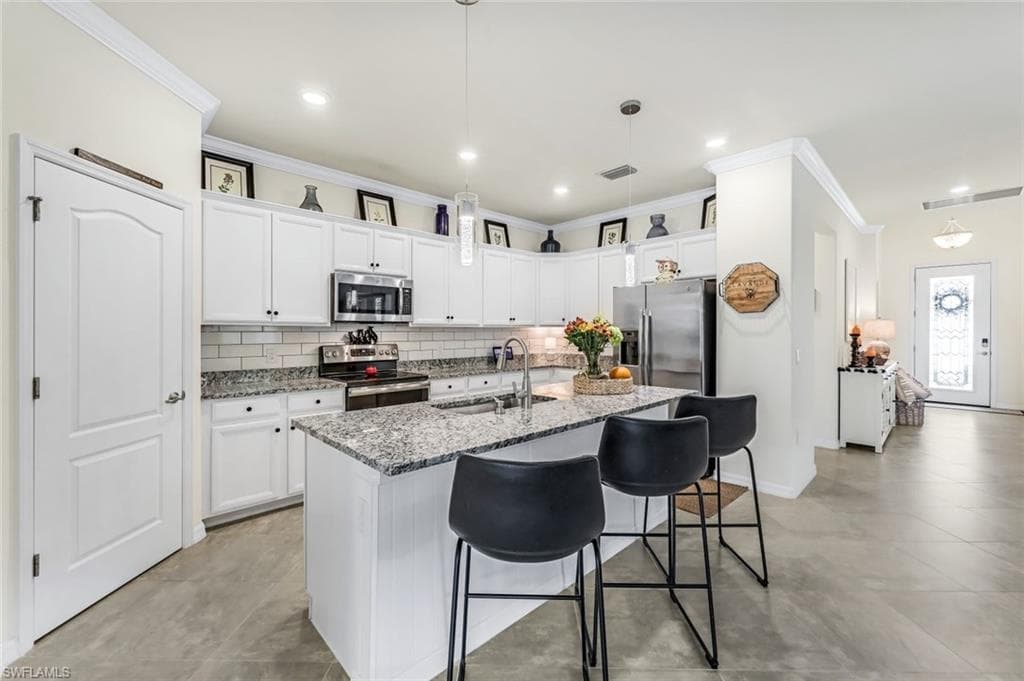 1613 Vizcaya Ln, Naples, FL 34113-11