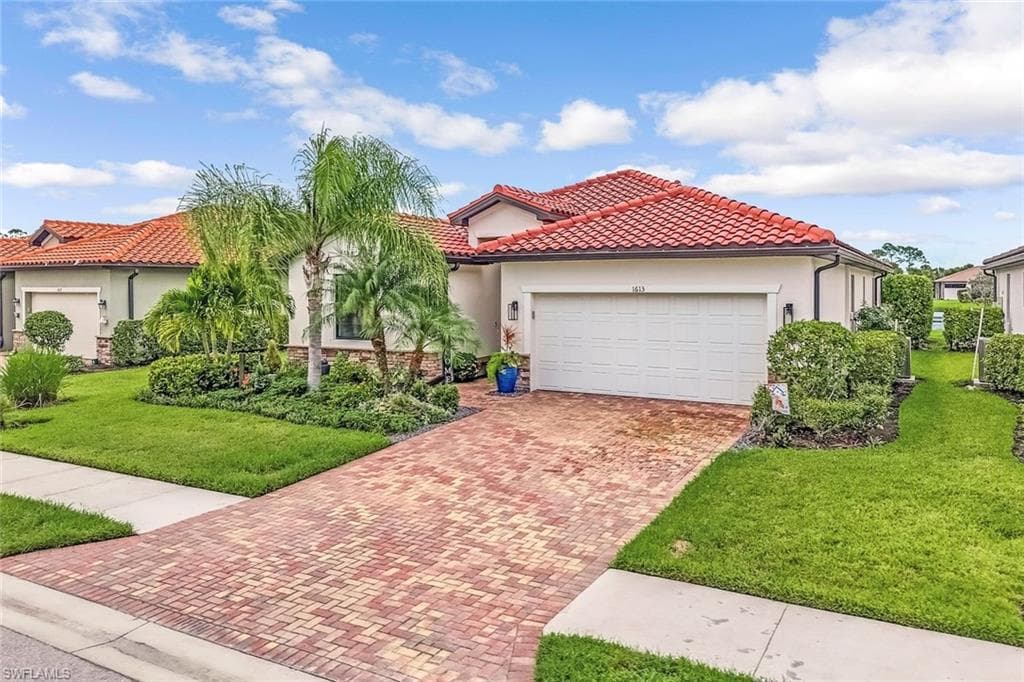 1613 Vizcaya Ln, Naples, FL 34113-25