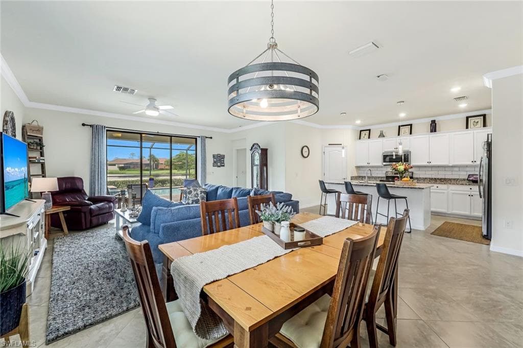 1613 Vizcaya Ln, Naples, FL 34113-8