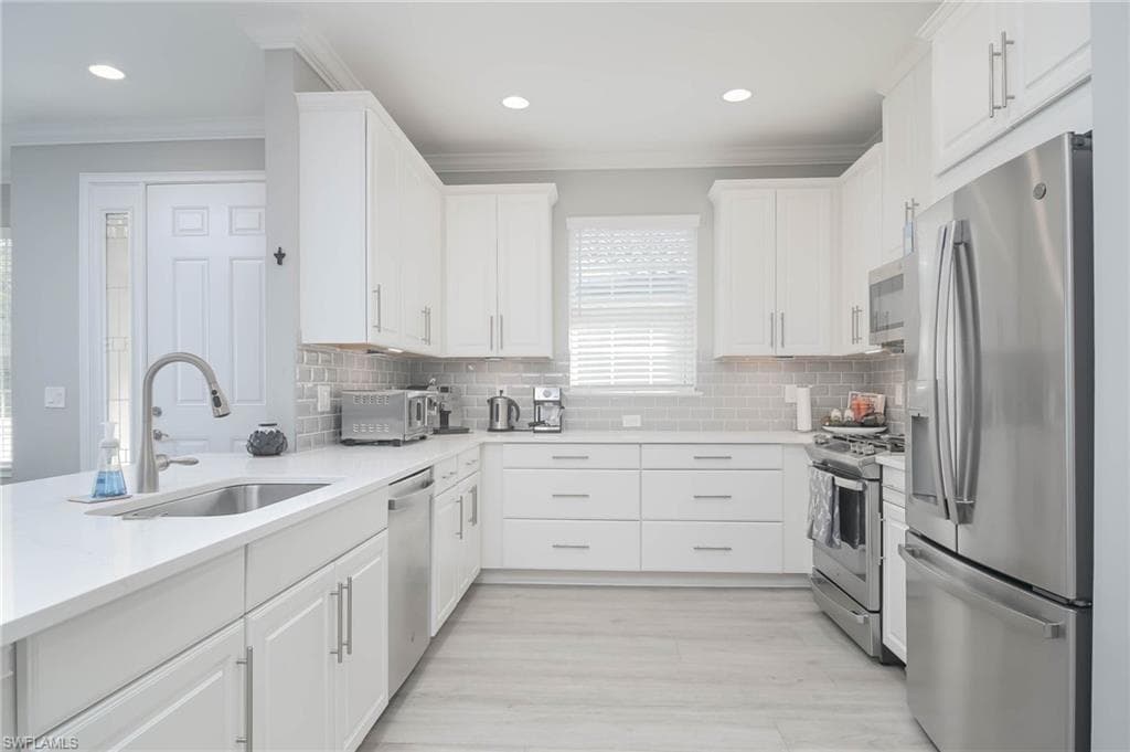 8013 Calle Canovas Ct, Naples, FL 34114-10