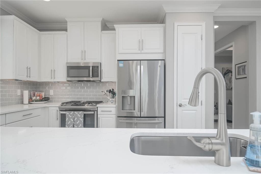 8013 Calle Canovas Ct, Naples, FL 34114-11