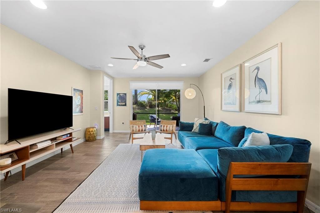 14867 Edgewater Cir, Naples, FL 34114-9