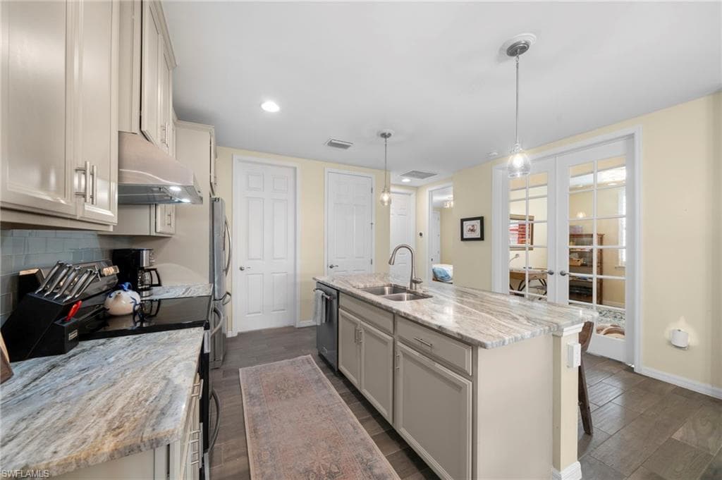 14867 Edgewater Cir, Naples, FL 34114-17