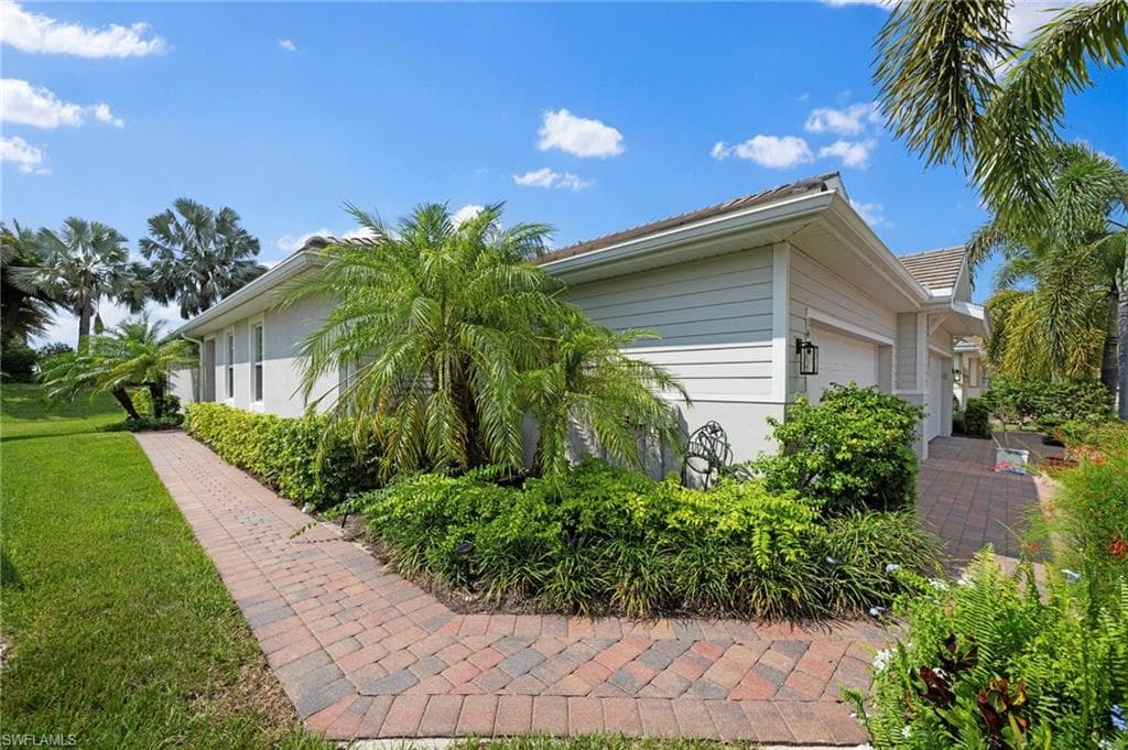 14867 Edgewater Cir, Naples, FL 34114-1