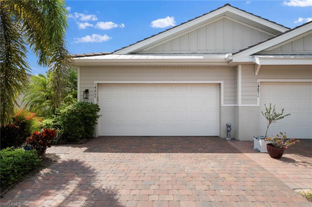 14867 Edgewater Cir, Naples, FL 34114-3