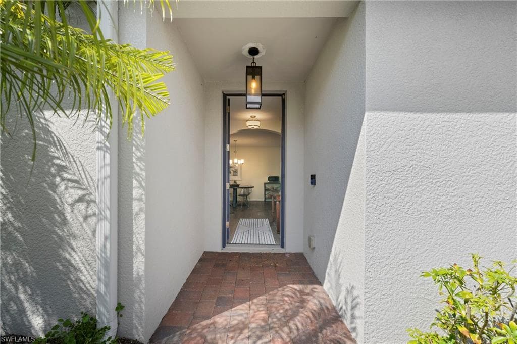 14867 Edgewater Cir, Naples, FL 34114-5