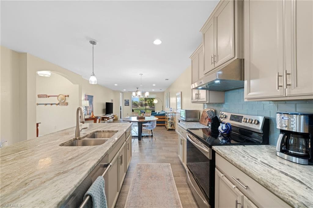 14867 Edgewater Cir, Naples, FL 34114-6