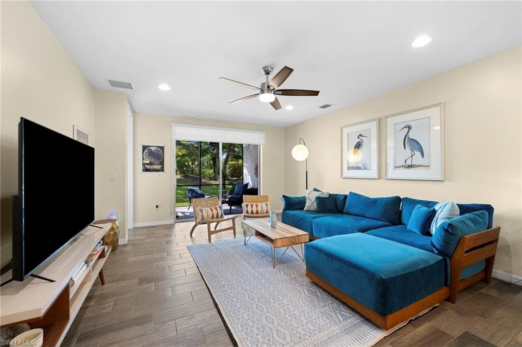 14867 Edgewater Cir, Naples, FL 34114-8