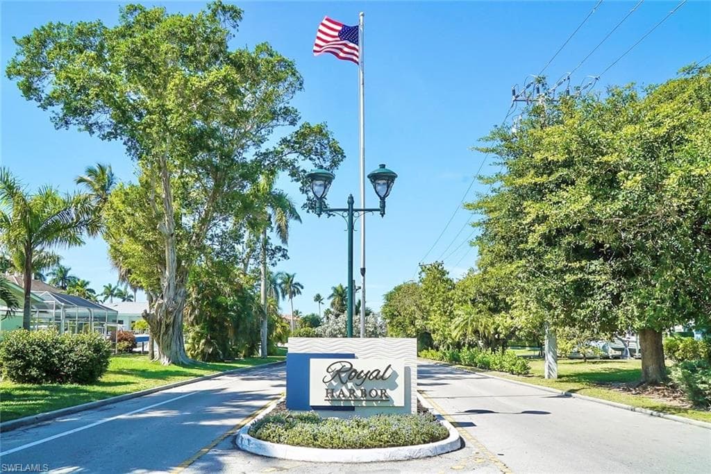 1696 Sandpiper St, Naples, FL 34102-5