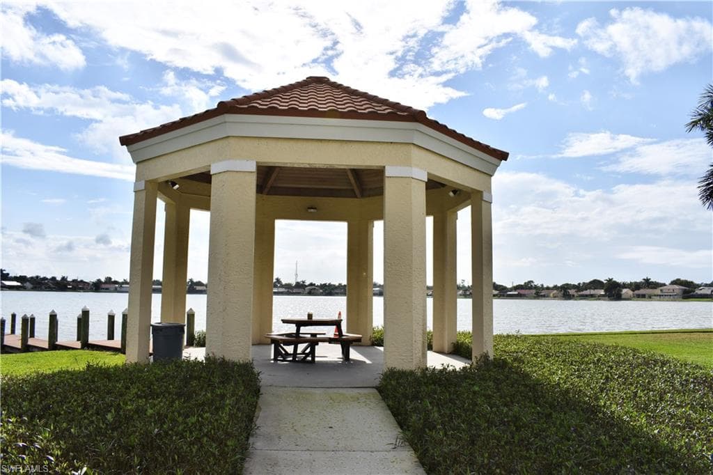 7725 Jewel Ln 202, Naples, FL 34109-25