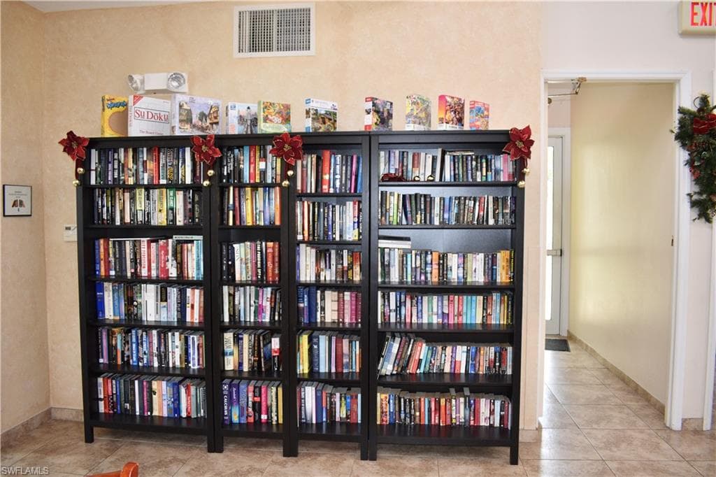 7725 Jewel Ln 202, Naples, FL 34109-32