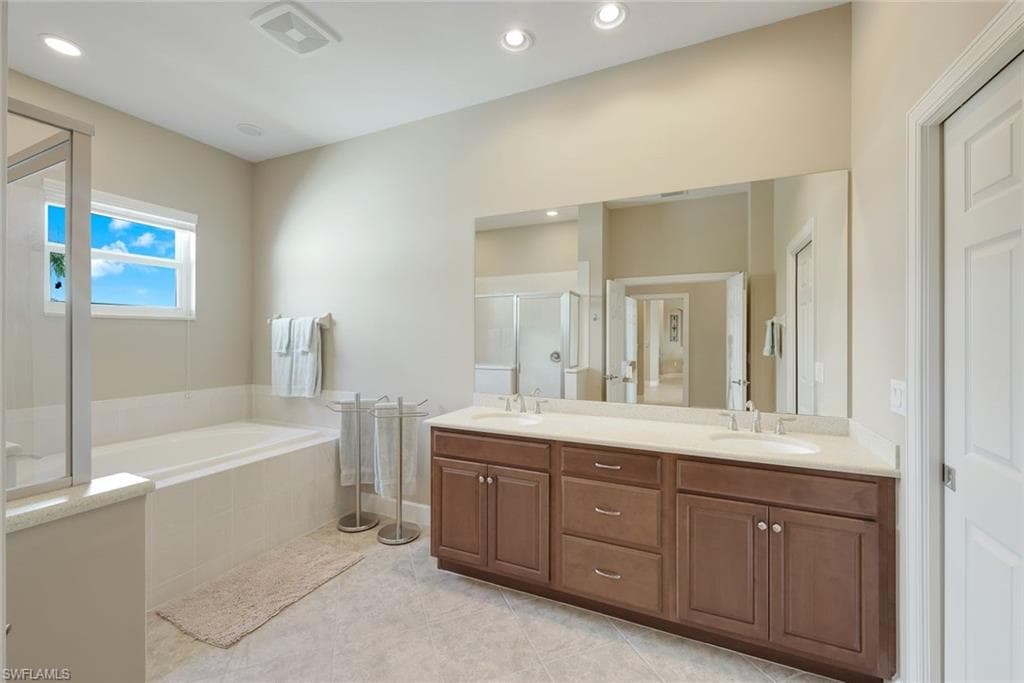 9221 Quartz Ln 9-202, Naples, FL 34120-25