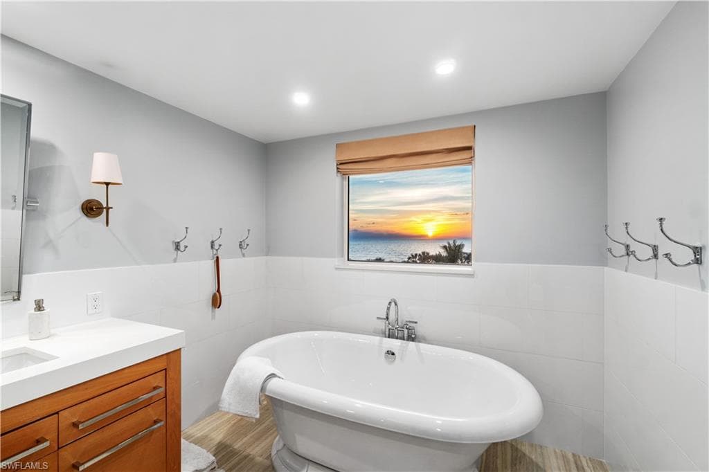 8473 Bay Colony Dr 304, Naples, FL 34108-32