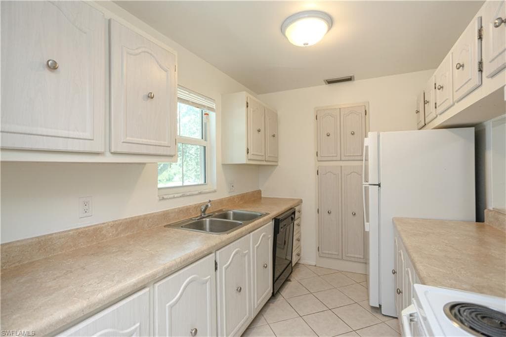 221 Cypress Way E 201, Naples, FL 34110-4