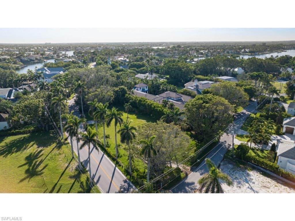 2433 Lantern Ln, Naples, FL 34102-4