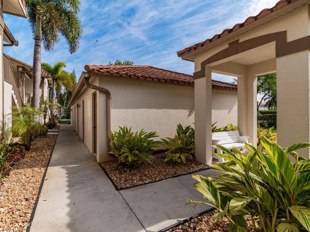 242 Newport Dr 504, Naples, FL 34114-28