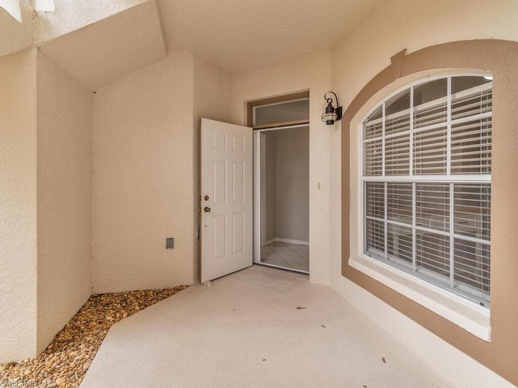 242 Newport Dr 504, Naples, FL 34114-6