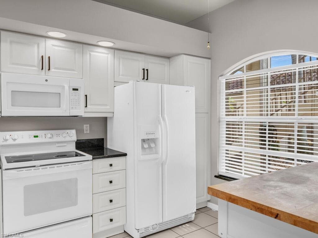 242 Newport Dr 504, Naples, FL 34114-8