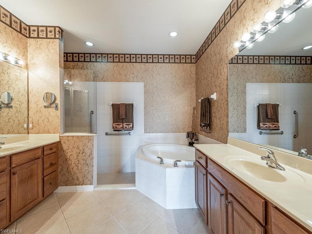4660 Winged Foot Ct 102, Naples, FL 34112-7