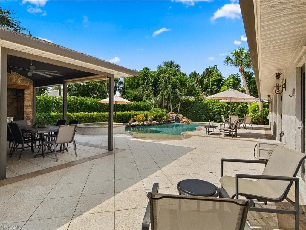 542 92nd Ave N, Naples, FL 34108-19