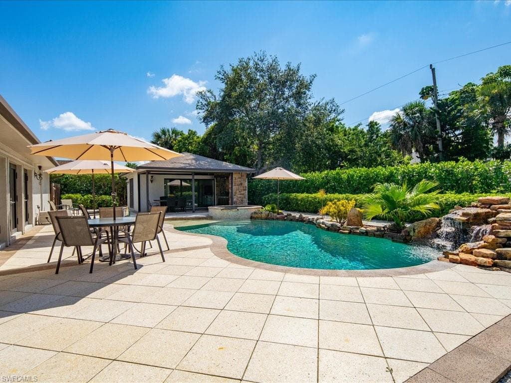 542 92nd Ave N, Naples, FL 34108-20