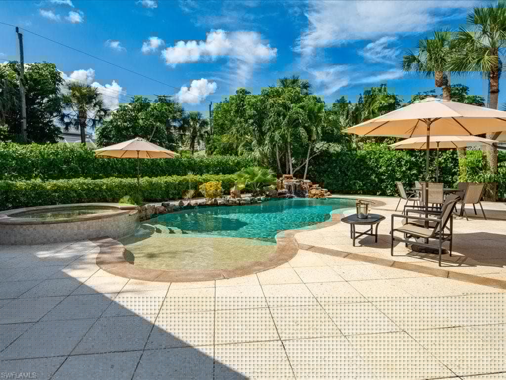 542 92nd Ave N, Naples, FL 34108-21