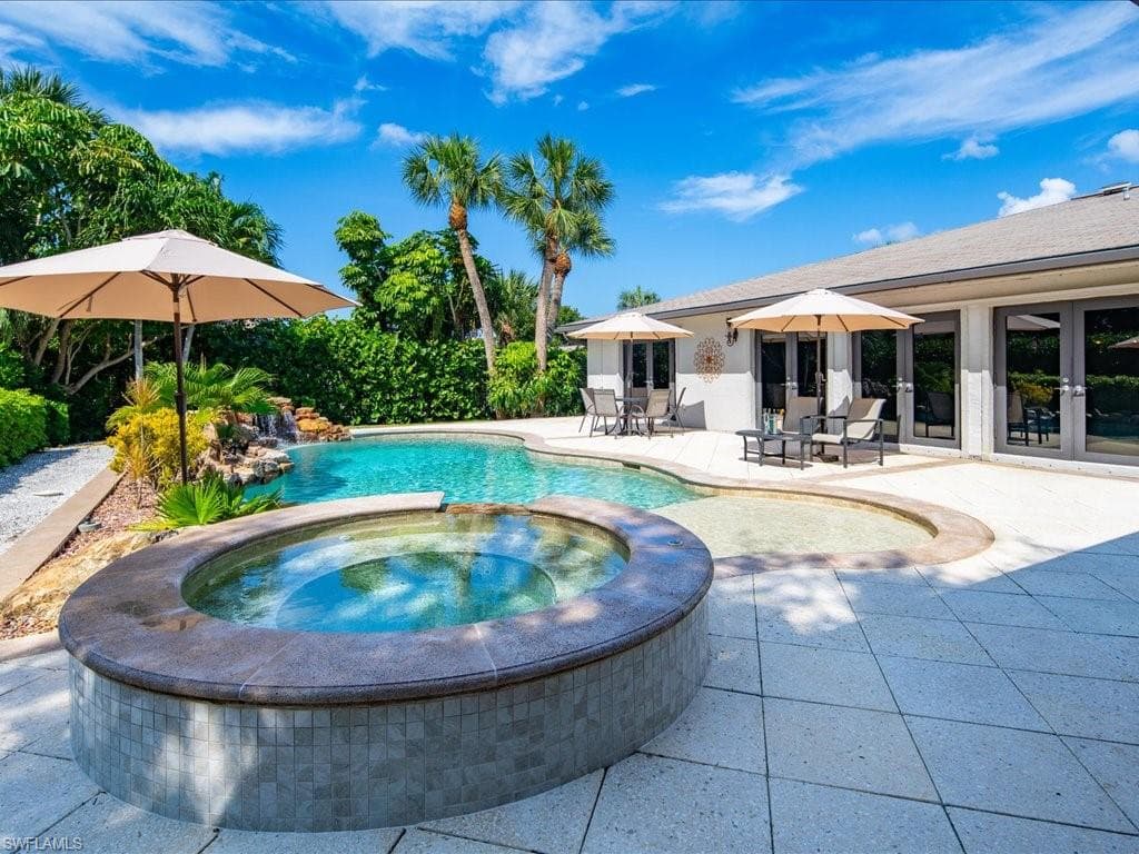 542 92nd Ave N, Naples, FL 34108-24