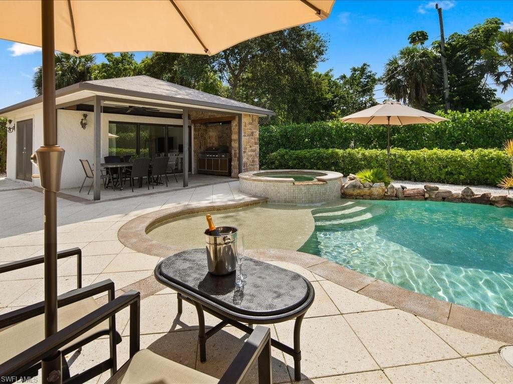 542 92nd Ave N, Naples, FL 34108-25