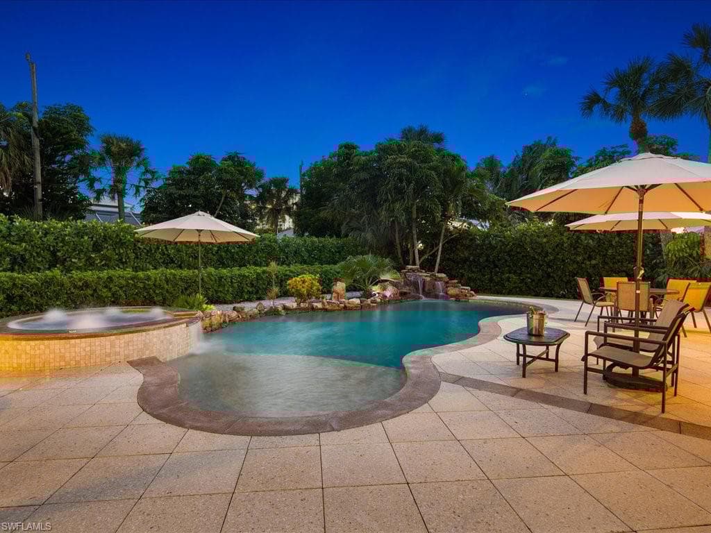 542 92nd Ave N, Naples, FL 34108-2