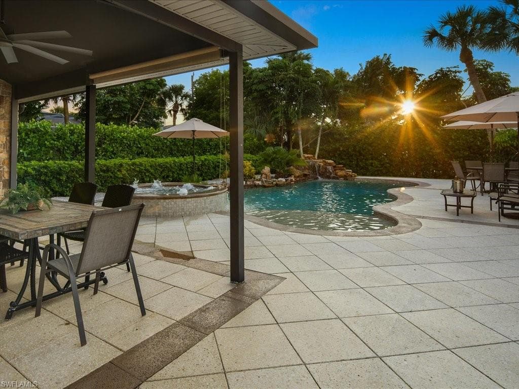 542 92nd Ave N, Naples, FL 34108-36
