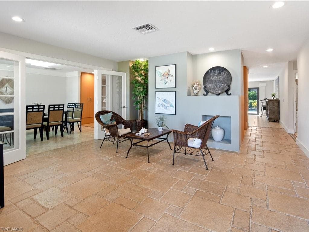 542 92nd Ave N, Naples, FL 34108-5