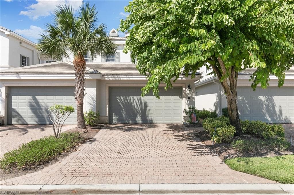 9235 Tesoro Ln 4-102, Naples, FL 34114-5
