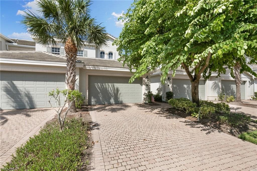 9235 Tesoro Ln 4-102, Naples, FL 34114-6