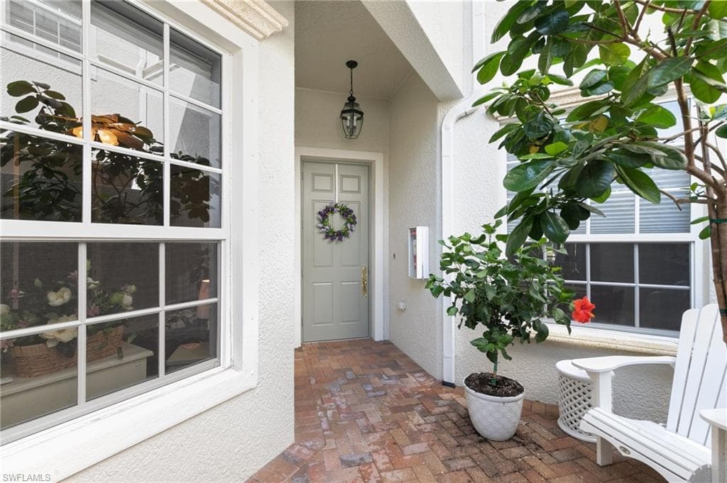 9235 Tesoro Ln 4-102, Naples, FL 34114-7