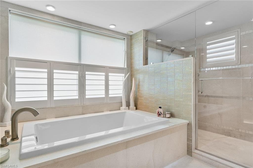 11125 Gulf Shore Dr 701, Naples, FL 34108-27