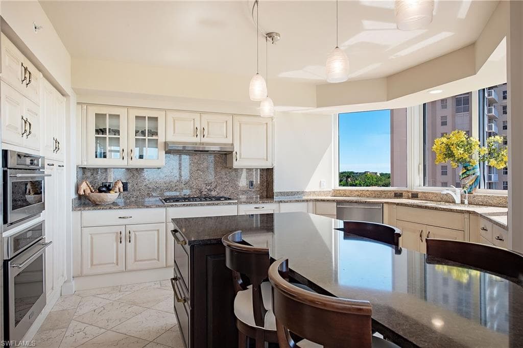 6597 Nicholas Blvd 601, Naples, FL 34108-7