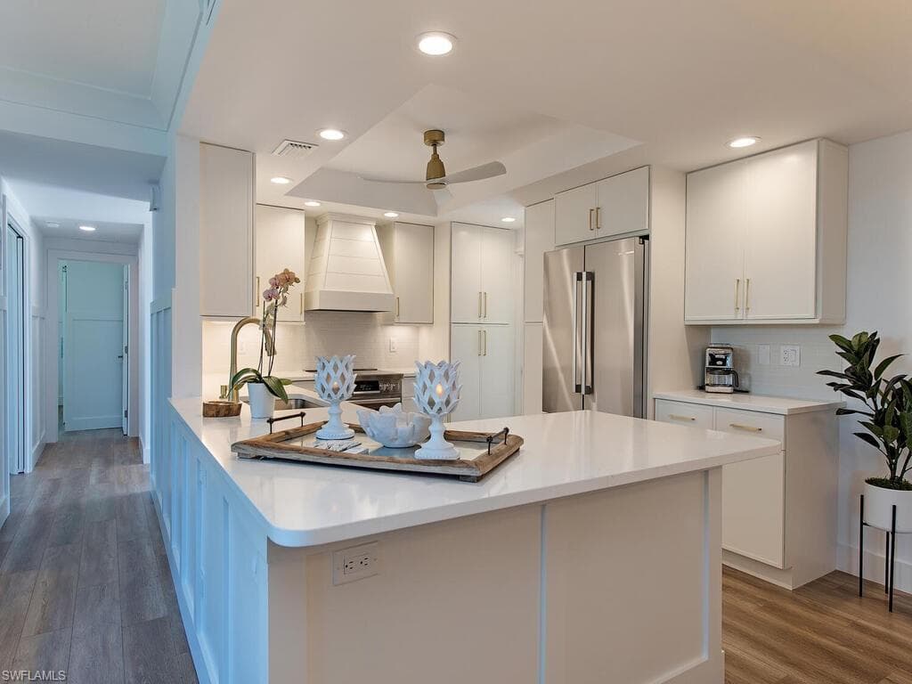 400 Park Shore Dr 302, Naples, FL 34103-20