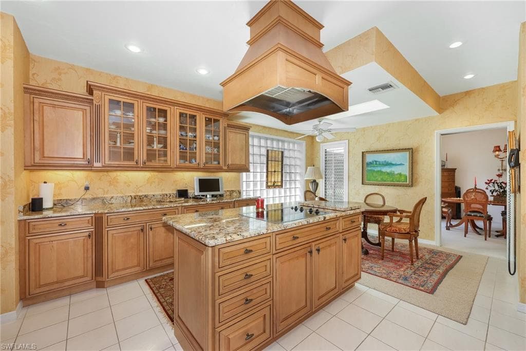 204 Edgemere Way S, Naples, FL 34105-4