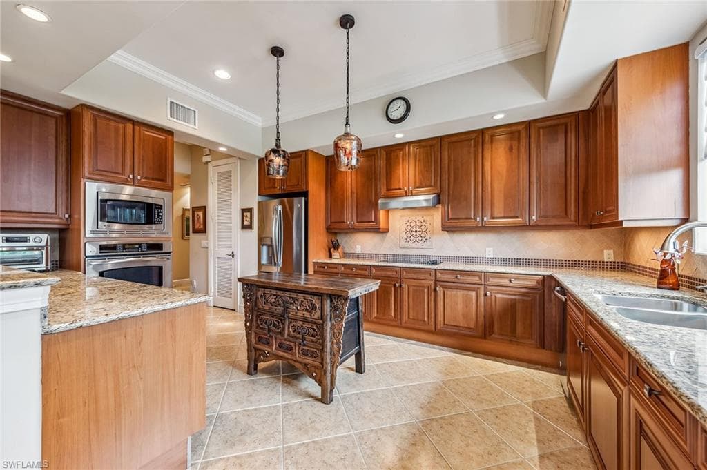501 Avellino Isles Cir 39201, Naples, FL 34119-14