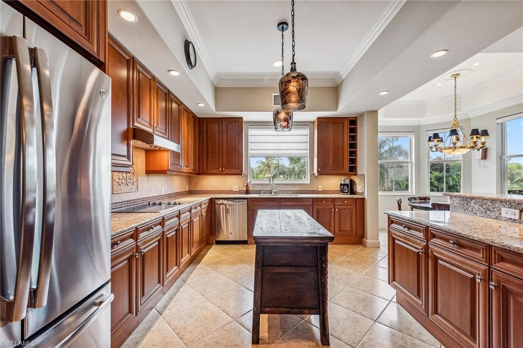 501 Avellino Isles Cir 39201, Naples, FL 34119-15