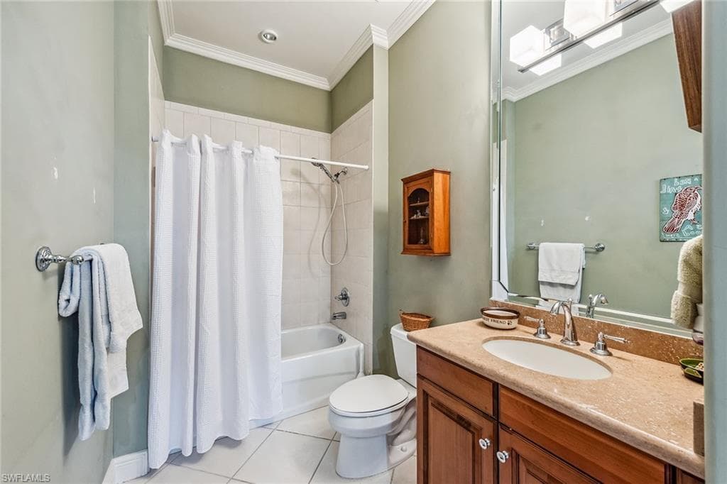 501 Avellino Isles Cir 39201, Naples, FL 34119-24