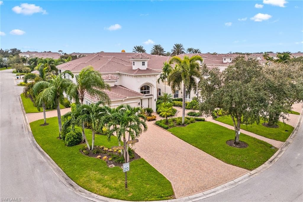 501 Avellino Isles Cir 39201, Naples, FL 34119-32